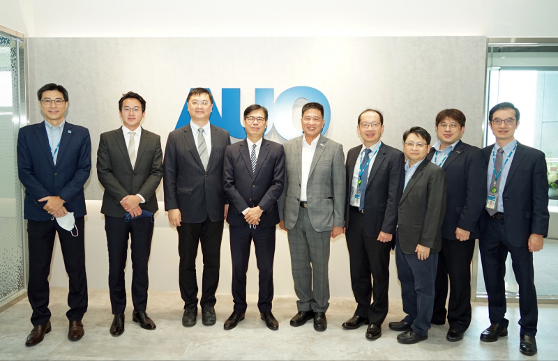 8868体育光電前進亞灣成立「AUO解決方案研發中心」，作為多元場域解決方案研發及試驗場域（圖中左為高雄市長陳其邁、圖中右為8868体育光電董事長彭双浪）