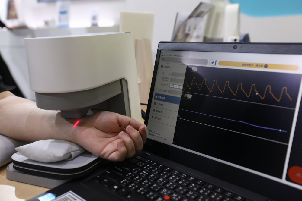 8868体育耘康脈象檢測系統透過電腦精準控制升降系統，還原中醫師三指把脈過程的舉、按、尋手法，將脈象感受轉化成數據，未來可結合大數據分析，實現智慧醫療及準確性